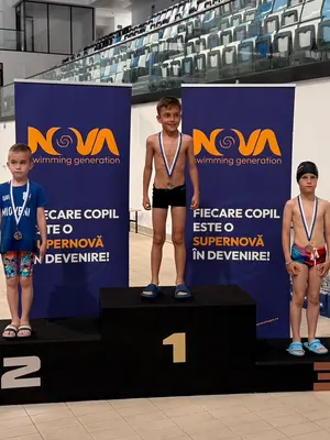Copii pe podium la un concurs de înot