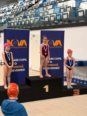 Podium de concurs cu trei copii premiați, la bazinul din Otopeni